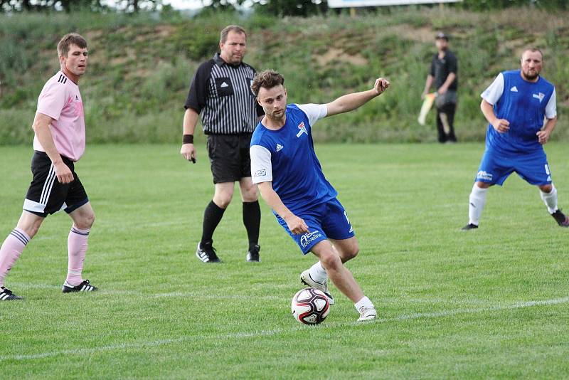 Fotbalisté Pavlic (v modrých dresech) podlehli v sobotu na domácí půdě v přátelském klání Práčím 3:4