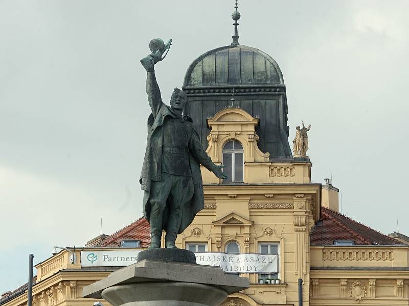 Znojemskému Mariánskému náměstí dominuje od padesátých let socha rudoarmějce.