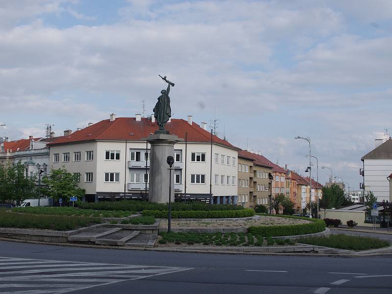 Znojemskému Mariánskému náměstí dominuje od padesátých let socha rudoarmějce.