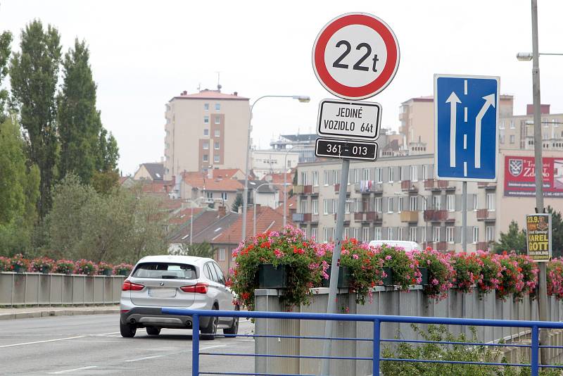 Kusy betonu odpadávají z velmi vytíženého mostu v Přímětické ulici ve Znojmě.