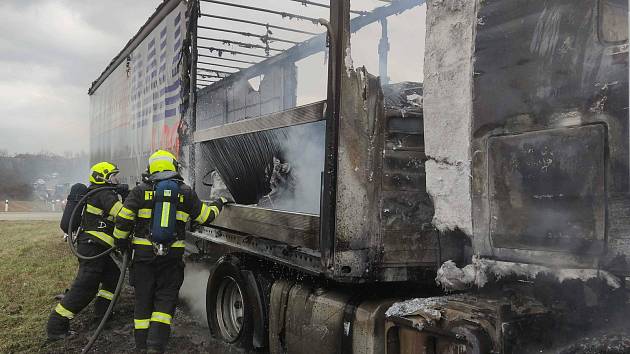 Na silnici I/38 shořel u znojemských Mramotic kamion. Při požáru se zranil řidič.