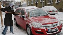 Důkladně očistit auto včetně oken a světlometů, to je základ přípravy dobrého řidiče před jízdou v zimě.