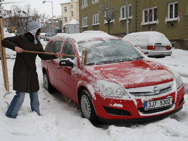 Důkladně očistit auto včetně oken a světlometů, to je základ přípravy dobrého řidiče před jízdou v zimě.