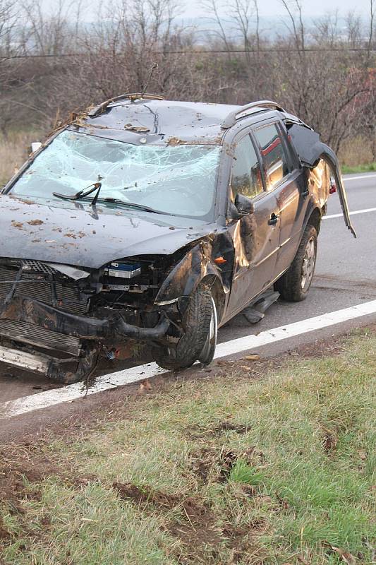 Auto skončilo po nehodě u Dobšic na střeše mimo silnici, dopravit jej zpět na vozovku a připravit k odtažení museli hasiči se svojí technikou.