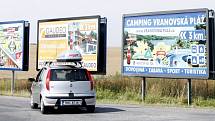 Camping Vranovská pláž byl v parných červencových dnech zcela obsazen turisty.