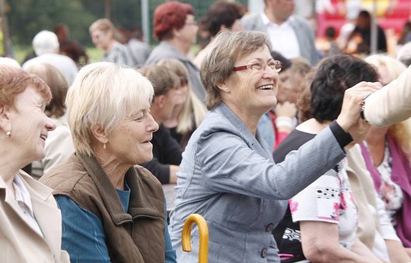 Kolem sedmi stovek rodáků a místních obyvatel se sešlo v těšeticích na prvním Srazu rodáků 2014. Radost ze setkání sálala ze všech lidí na každém kroku.