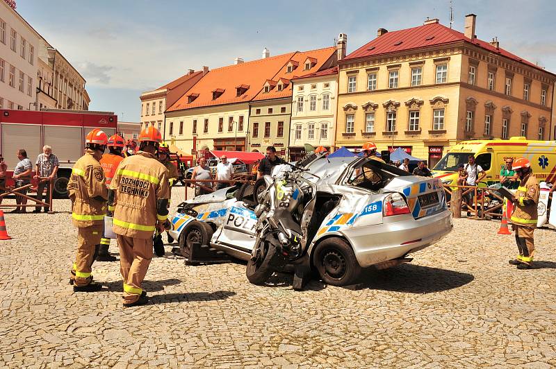 Krajská soutěž hasičů ve vyprošťování osob z havarovaných vozidel se uskutečnila v centru Znojma.