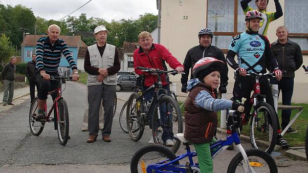 Na nový úsek cyklotrasy vyrazili malí i větší cyklisté.