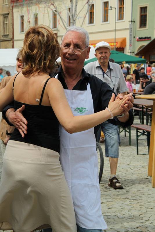 Znojemské Horní náměstí v sobotu druhým dnem hostí partnerská města. Své zvyky a kulinářské speciality zde představí polský Strzegom, rakouský Retz, slovenské Nové Zámky a Bratislava-Ružinov, italské Pontassieve a Trento a německé Torgau.