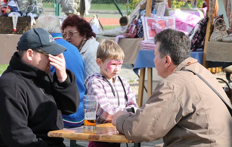 Prostor před rakšickou Orlovnou ožil přehlídkou dechových kapel. 