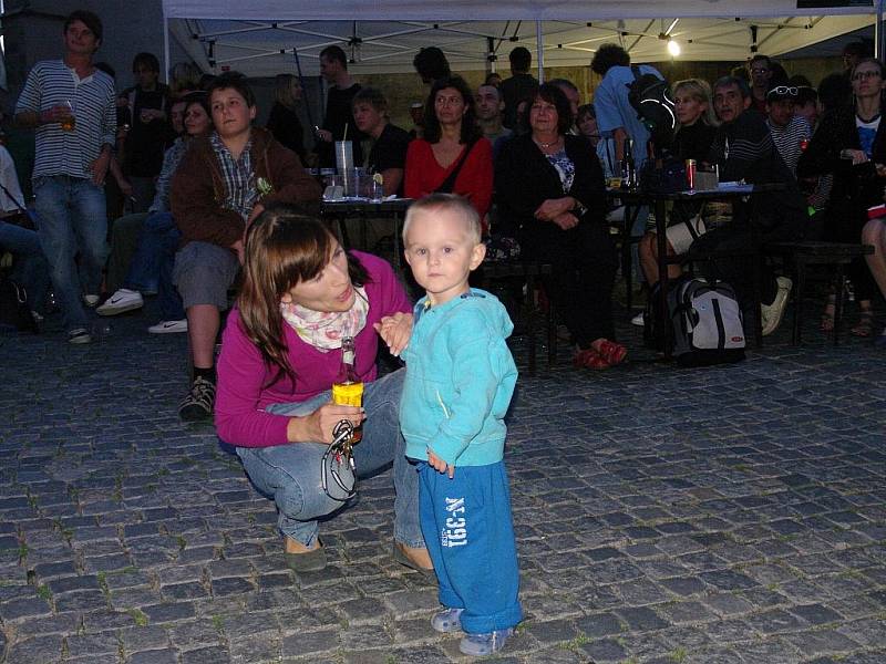 První večer čtvrtého znojemského Šramlfestu diváky bavil i roztančil.