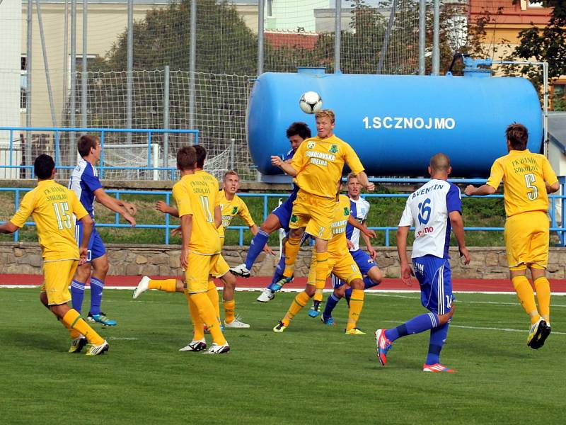 Znojmo (v modrobílém) remizovalo se Sokolovem 1:1.