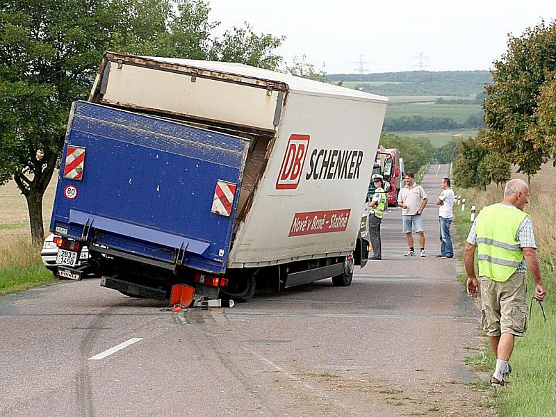 Havárie nákladního auta mezi Těšeticemi a Prosiměřicemi.