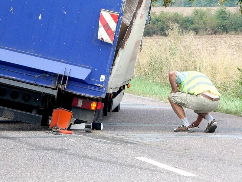 Havárie nákladního auta mezi Těšeticemi a Prosiměřicemi.