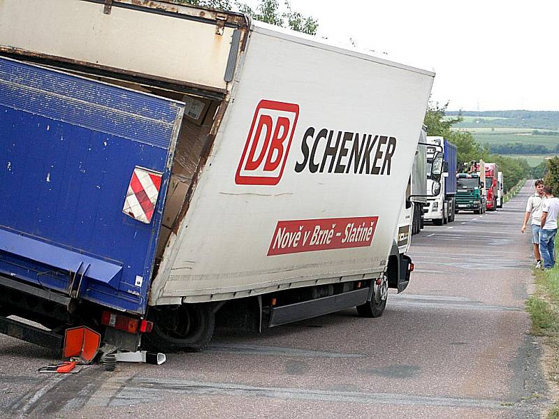 Havárie nákladního auta mezi Těšeticemi a Prosiměřicemi.