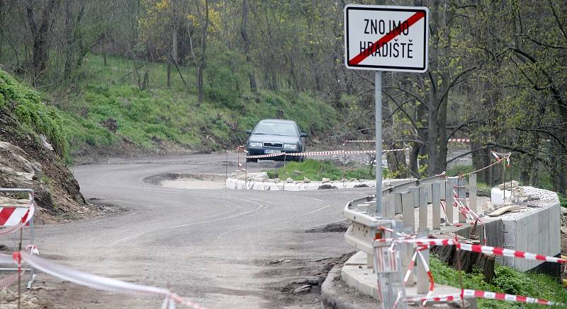 Uzavírka silnice z Gránic na Hradiště má skončit na konci května. Opravy postupují podle plánu. Dělníci připravují i prostor pro budoucí kruhový objezd v Hradišti. Nyní tam pokládají kanalizaci.