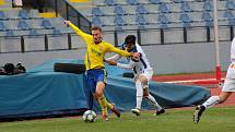 První dějství skončilo pro hráče 1. SC (v bílém) i Fastavu 1:1. Vítězný gól na 2:1 pro Znojmo vstřelil Moravec.