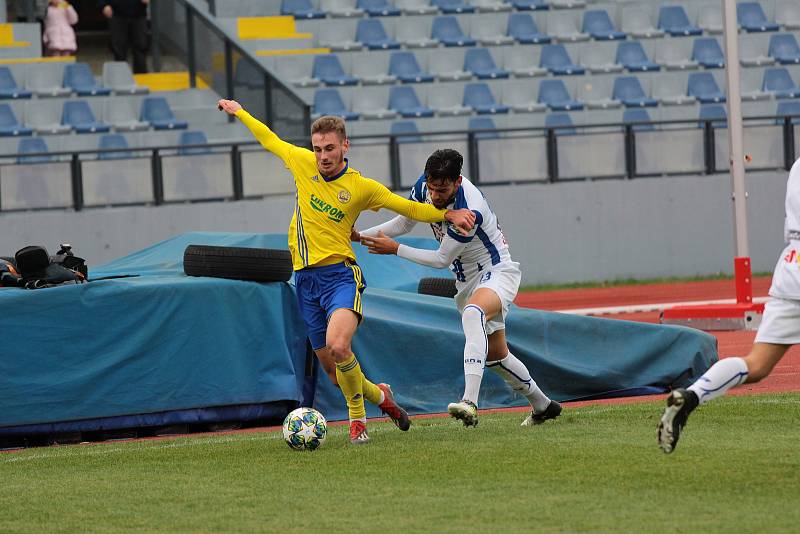 První dějství skončilo pro hráče 1. SC (v bílém) i Fastavu 1:1. Vítězný gól na 2:1 pro Znojmo vstřelil Moravec.