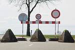 Dvě silnice z Jaroslavic do Rakouska zabezpečila policie proti volnému přejíždění dopravními značkami a betonovými jehlany.