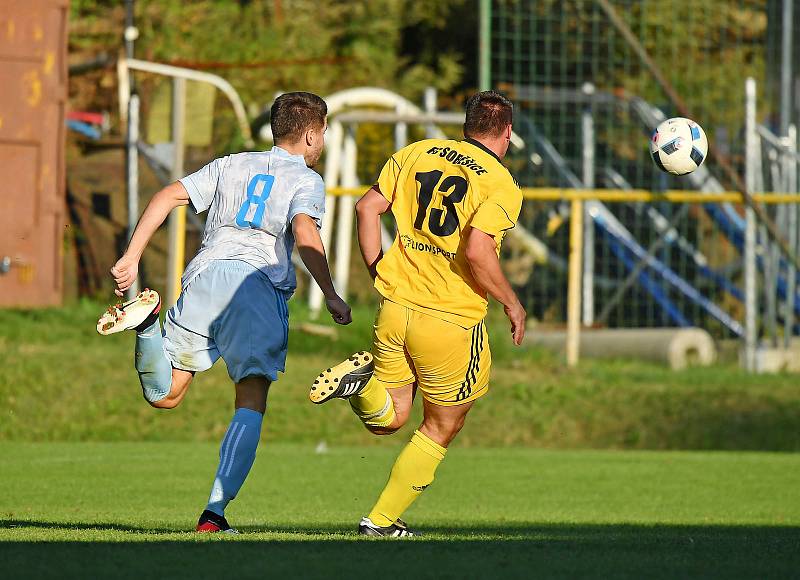 Obránce Zdeněk Procházka (vlevo) hraje I. A třídu za Sokol Dobšice už deset let. S fotbalem začínal v Mramoticích.