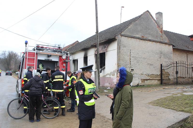 Při nočním pořáru rodinného domu v Oleksovicích zahynuly tři malé děti.