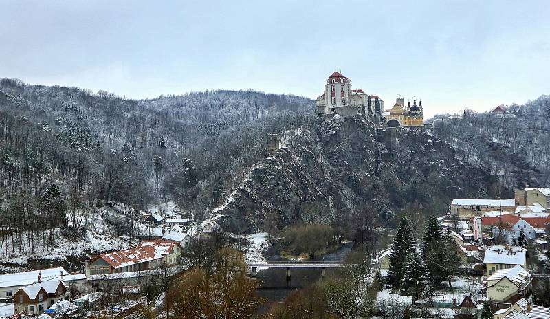 Zasněžený počátek adventu ve Vranově nad Dyjí.