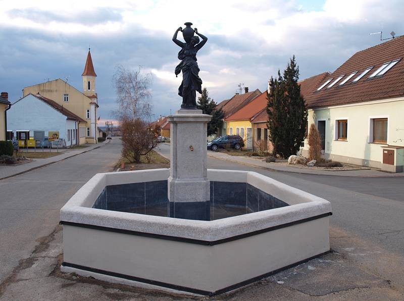 O podporu hlasujících v letošní soutěži o nejlépe opravenou památku se uchází kašna v Perné na Břeclavsku.