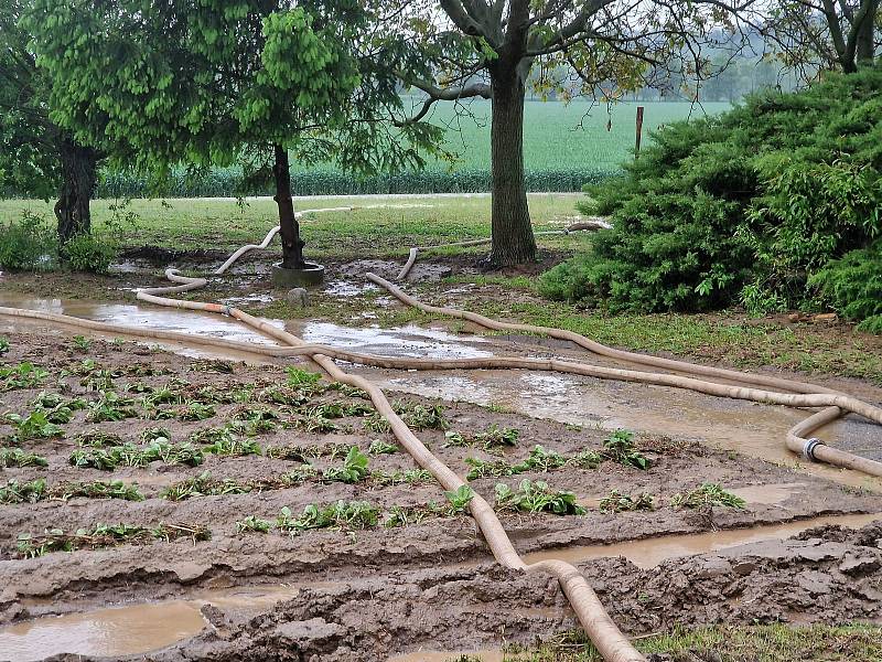 Hasiči odstraňují následky přívalových dešťů v Žeroticích na Znojemsku.