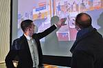 Virtuální model očkovacího centra ve Znojmě pomůže s plynulostí ostrého provozu. Na snímku starosta Znojma Jakub Malačka (vlevo) a místostarosta a lékař Pavel Jajtner.