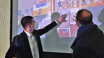 Virtuální model očkovacího centra ve Znojmě pomůže s plynulostí ostrého provozu. Na snímku starosta Znojma Jakub Malačka (vlevo) a místostarosta a lékař Pavel Jajtner.