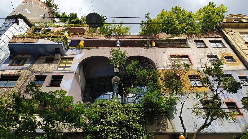 Z letního výletu do Vídně. U Hundertwasserova domu.