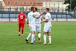 Fotbalisté Znojma (v bílém) uspěli v posledním zápase sezony MSFL. V sobotu porazili tým Uherského Brodu na jeho pažitu 3:1.