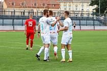 Fotbalisté Znojma (v bílém) zahájili přípravu na nový ročník v MSFL. V prvním přátelském duelu padli s Prostějovem 0:1.