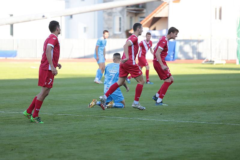 Třetiligoví fotbalisté Znojma (modří) prohráli ve vloženém středečním kole s týmem Frýdku-Místku 2:3.