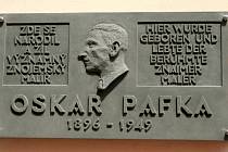 Pamětní deska připomíná znojemského rodáka Oskara Pafku.