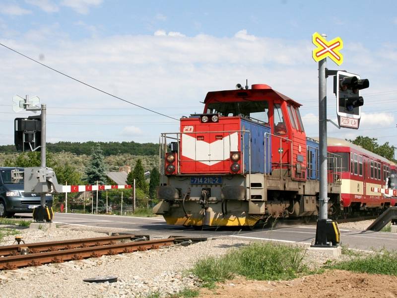 Na Znojemsku se opravuje deset železničních přejezdů. 