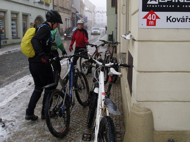 Ani mlha a místy zledovatělé silnice neodradily na Štědrý den dopoledne ty drsnější mezi znojemskými cyklisty od tradiční sváteční vyjížďky.