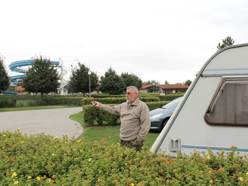 Deštivé počasí posledních dní ukončilo hlavní nápor turistů v kempech na Znojemsku. Ještě několik desítek lidí si ve středu užívalo konce prázdnin v Campu Výr u Výrovic. Lidé tam především rybařili.