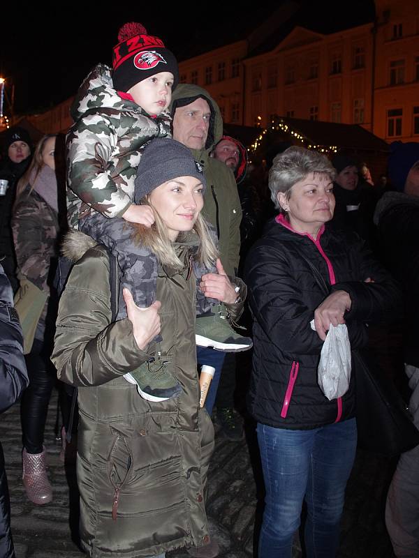 Na Masarykovo náměstí si přišlo koledy zazpívat na dvě stě padesát lidí. Zazpívaly děti ze ZŠ Pražská.