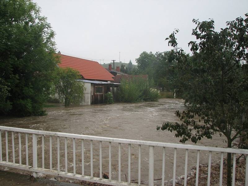 Voda se vylila i ve Střelicích a Jevišovicích.