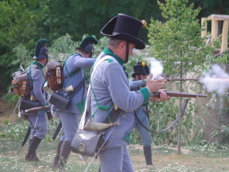 Na tři sta příznivců vojenské historie v rakouských a francouzských uniformách předvedlo ukázky z napoleonské bitvy u Znojma v roce 1809.