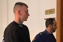 Osmnáct let ve vězení hrozí sedmadvacetiletému Róbertu R., který se podle obžaloby loni v březnu pokusil zavraždit muže ve Znojmě.