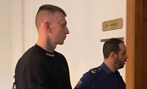 Osmnáct let ve vězení hrozí sedmadvacetiletému Róbertu R., který se podle obžaloby loni v březnu pokusil zavraždit muže ve Znojmě.