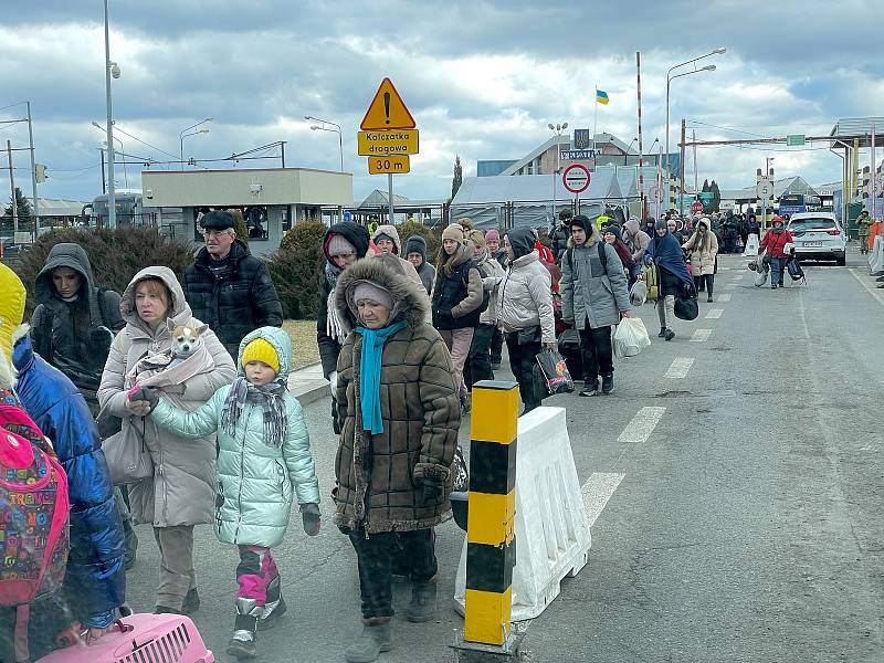 Ředitel Oblastní charity Znojmo Evžen Adámek se svými kolegy vypravil s přímo na Ukrajinu. Tam se zdravotnickým materiálem, zpátky s postiženými dětmi.