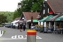 Řada restaurací a kiosků v těsném sousedství hráze vranovské přehrady.