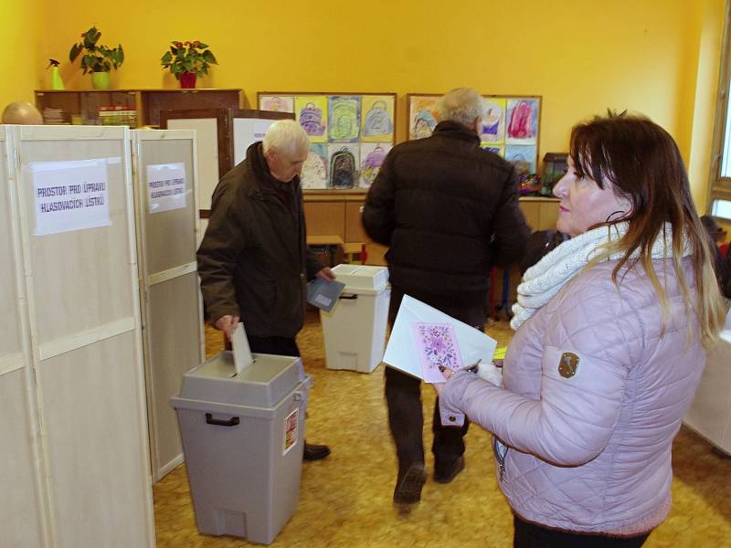 Ve třech volebních místnostech ve škole u znojemského Jubilejního parku bylo bezprotředně po zahájení voleb rušno.