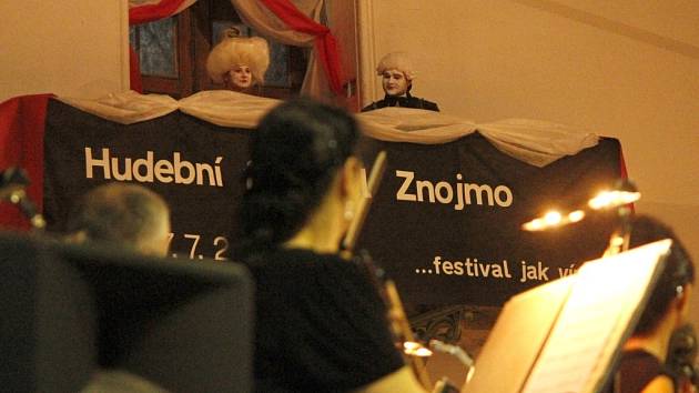 Hosté slavnostního zahájení 10. ročníku Hudebního festivalu Znojmo zcela zaplnili jízdárnu Louckého kláštera ve Znojmě.