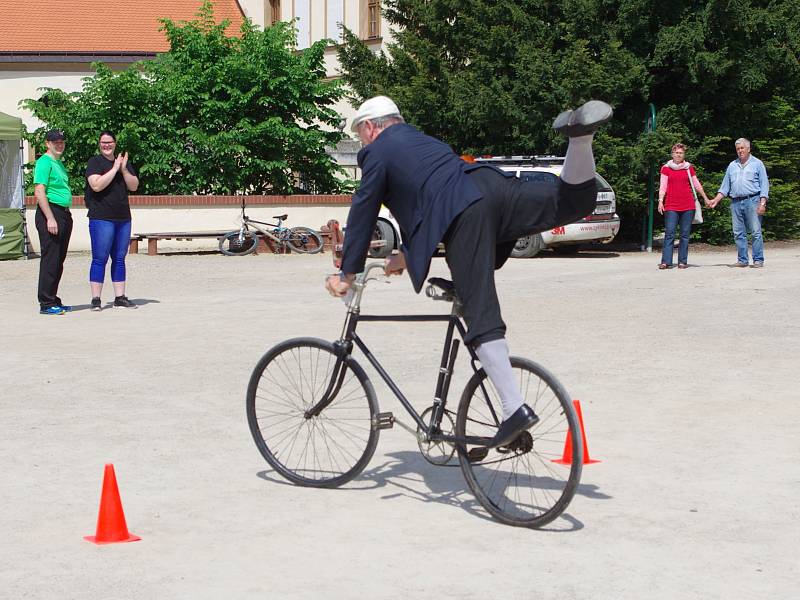 Návrat do časů elegance i na dvou kolech nabídla vyjížďka přátel historických bicyklů v sobotu ve Znojmě.