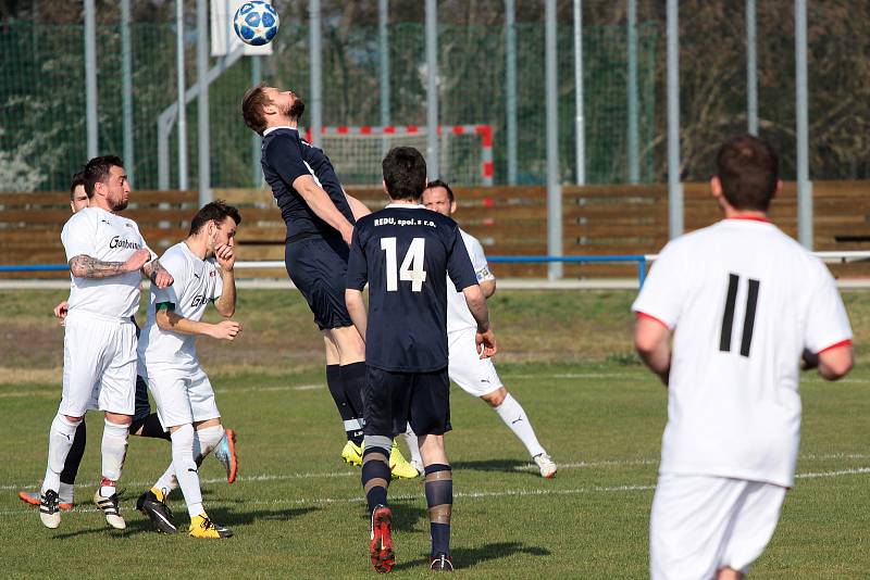 Díky proměněné penaltě porazili hrabětičtí fotbalisté (v bílém) B-tým Horních Kounic 1:0.