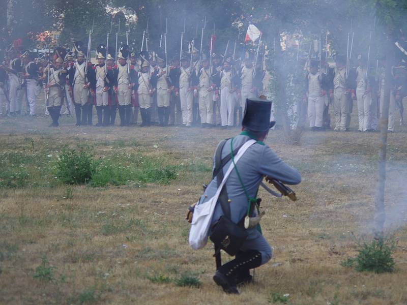 Na tři sta příznivců vojenské historie v rakouských a francouzských uniformách předvedlo ukázky z napoleonské bitvy u Znojma v roce 1809.